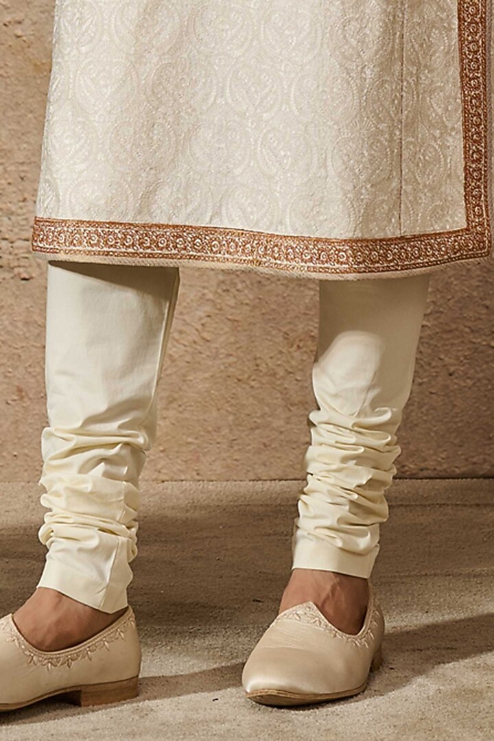 Ivory Textured Fabric Marori Embroidered Kurta Set by Tarun Tahiliani Men at Pernia's Pop Up Shop