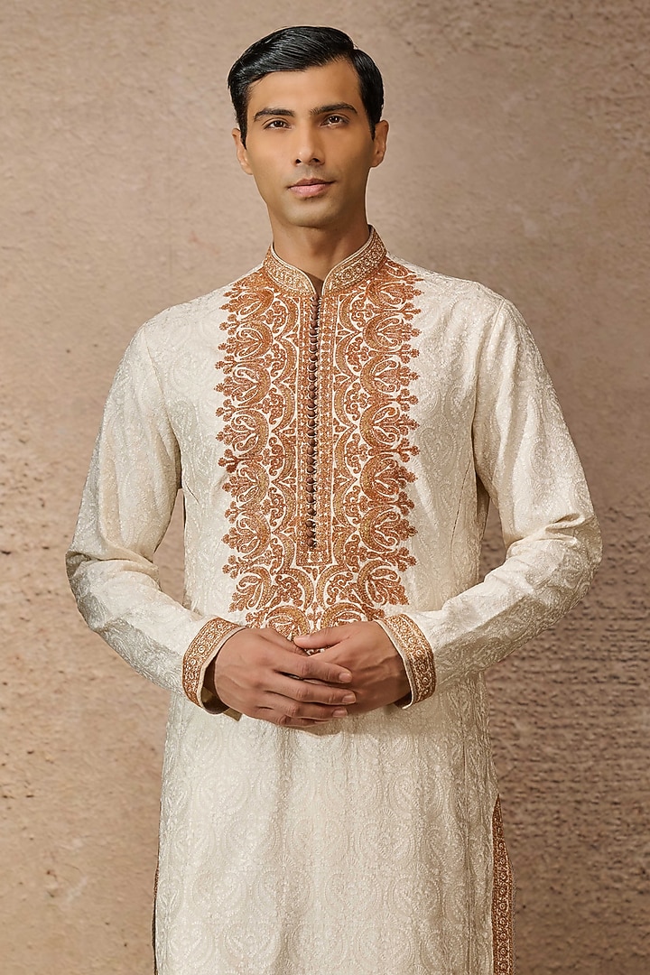 Ivory Textured Fabric Marori Embroidered Kurta Set by Tarun Tahiliani Men at Pernia's Pop Up Shop