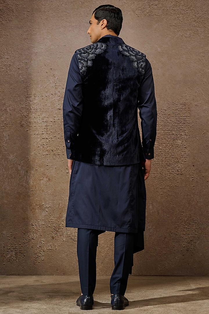 Navy Silk Velvet Floral Thread Embroidered Groom Indowestern Set by Tarun Tahiliani Men at Pernia's Pop Up Shop