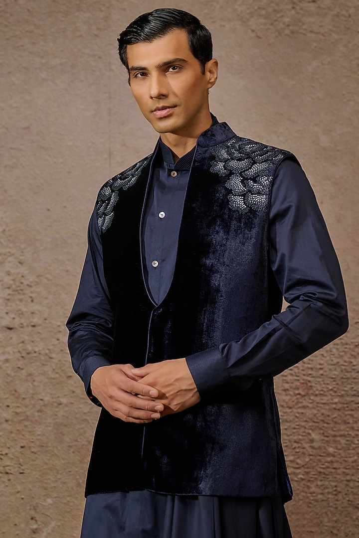 Navy Silk Velvet Floral Thread Embroidered Groom Indowestern Set by Tarun Tahiliani Men at Pernia's Pop Up Shop