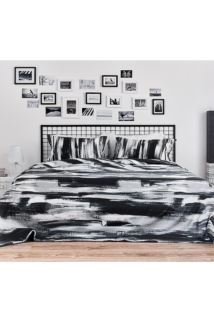 Black & White Printed Bedsheet Set by Thoppia