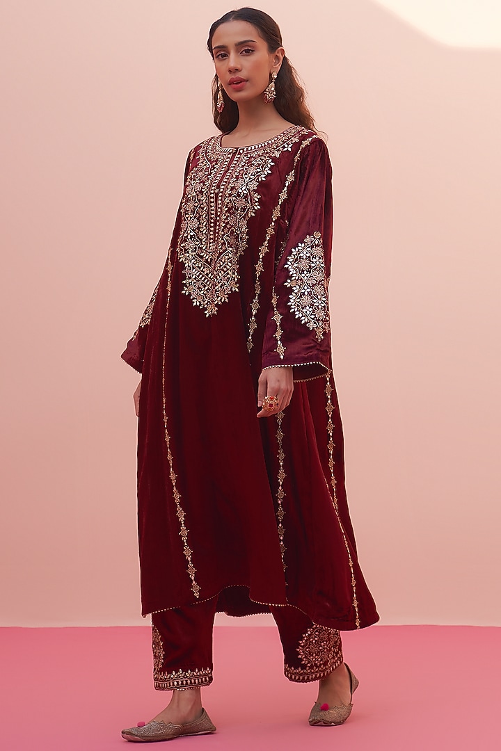 Maroon Velvet Embroidered Choga Set by Angad Singh at Pernia's Pop Up Shop