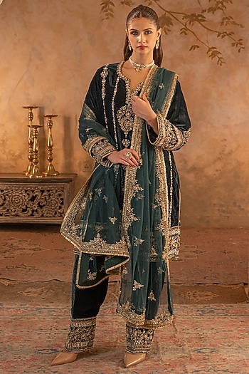 Green Velvet Embroidered Kurta Set by Angad Singh at Pernia's Pop Up Shop