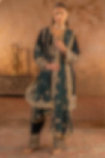 Green Velvet Embroidered Kurta Set by Angad Singh at Pernia's Pop Up Shop