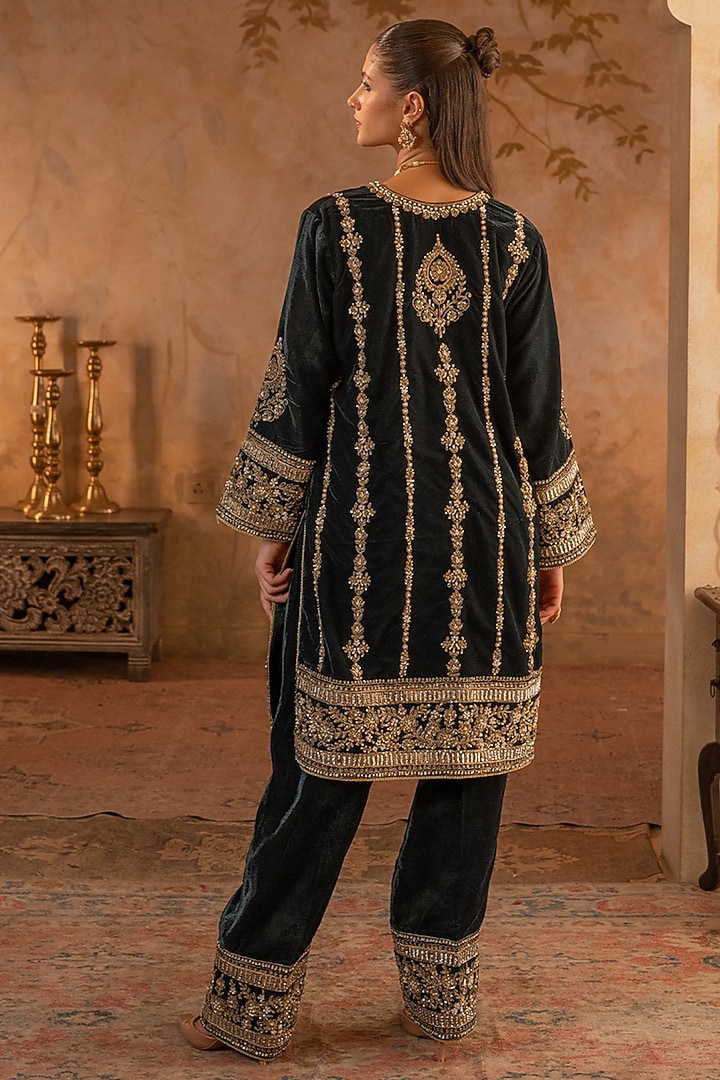 Green Velvet Embroidered Kurta Set by Angad Singh at Pernia's Pop Up Shop