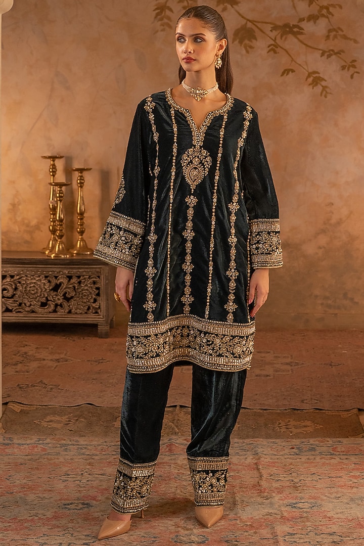 Green Velvet Embroidered Kurta Set by Angad Singh at Pernia's Pop Up Shop