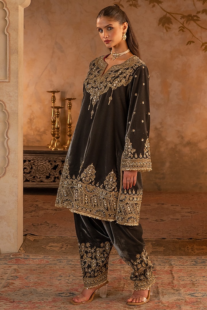 Grey Velvet Embroidered Kurta Set by Angad Singh at Pernia's Pop Up Shop