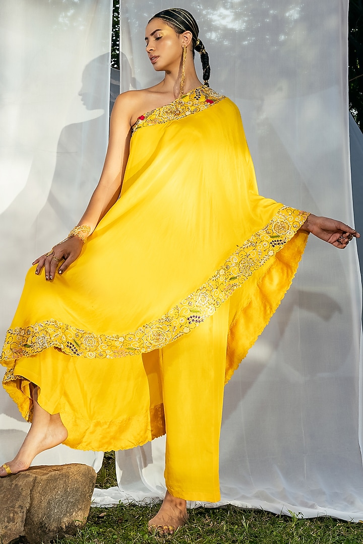 Yellow Zardosi-Embroidered Kaftan Set by Tisha Saksena at Pernia's Pop Up Shop