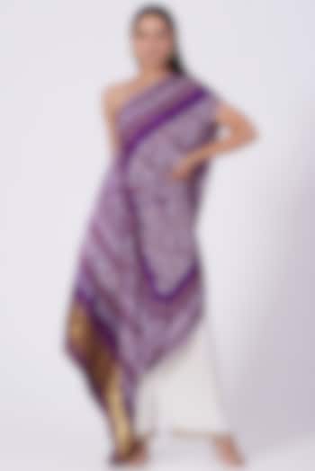 Purple Bandhani Printed One-Shoulder Kaftan Set by Tisha Saksena