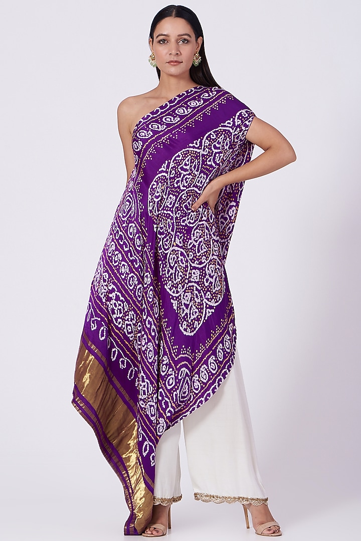 Purple Bandhani Printed One-Shoulder Kaftan Set by Tisha Saksena