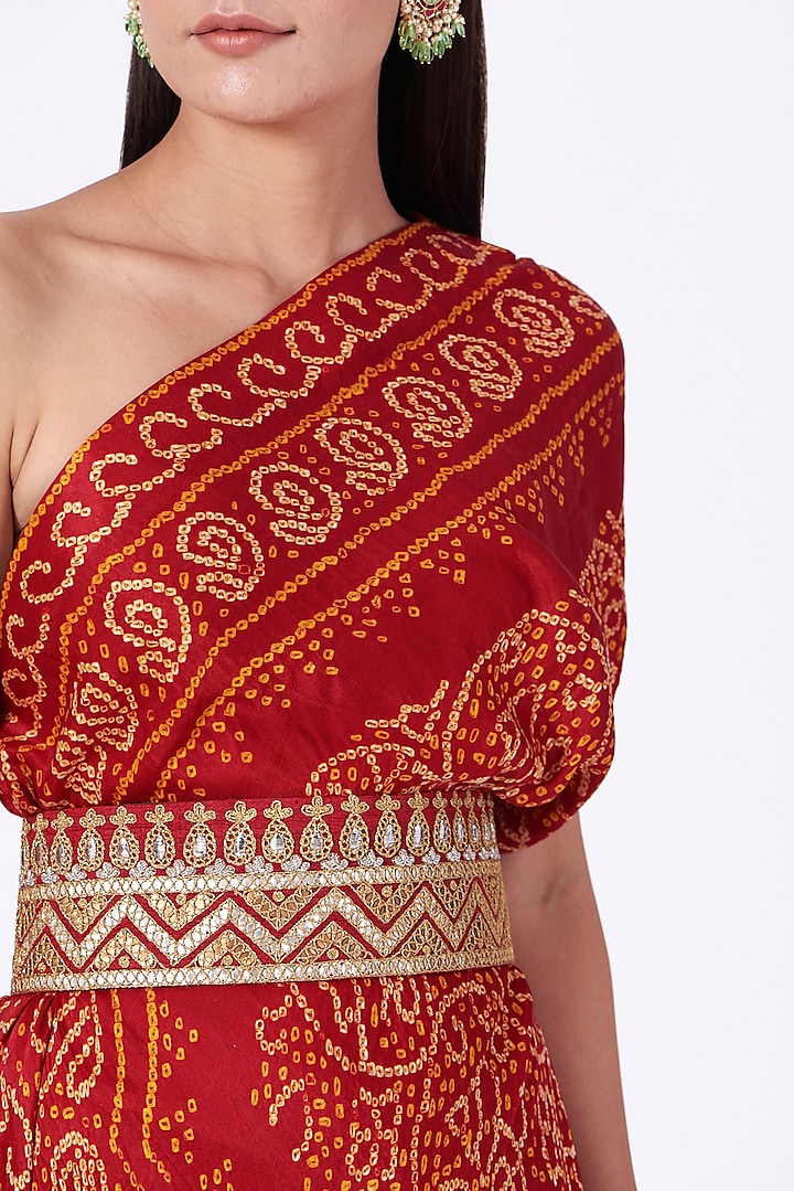 Red Bandhani Printed One-Shoulder Kaftan Set Design by Tisha Saksena at  Pernia's Pop Up Shop 2024