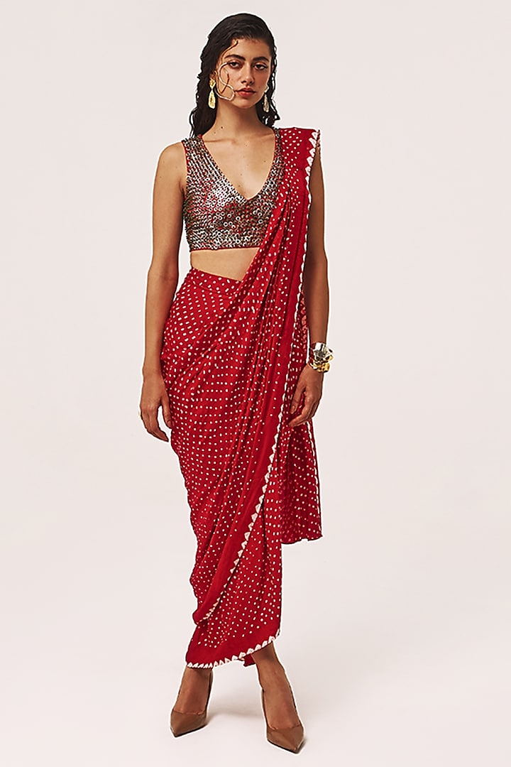 Red Handloom Mashru Silk Bandhani Draped Saree Set by Tisha Saksena at Pernia's Pop Up Shop