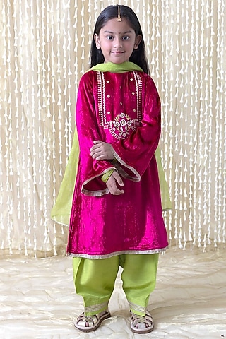 Pink Soft Velvet Floral & Thread Embroidered Kurta Set For Girls by Tiber Taber