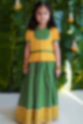 Green Cotton Bandhani Printed Skirt Set For Girls by Tiber Taber