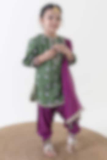Green Cotton Floral Jaal Printed Kurta Set For Girls by Tiber Taber