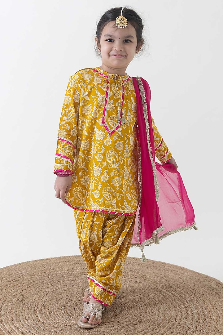 Yellow Cotton Floral Jaal Printed Kurta Set For Girls by Tiber Taber