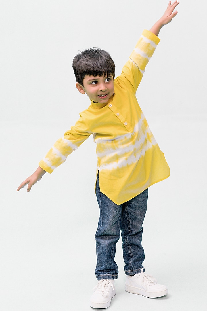 Yellow Cotton Tie-Dye Kurta For Boys by Tiber Taber at Pernia's Pop Up Shop