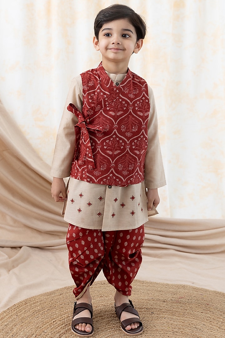 Maroon Cotton Floral Printed Bundi Jacket Set For Boys by Tiber Taber