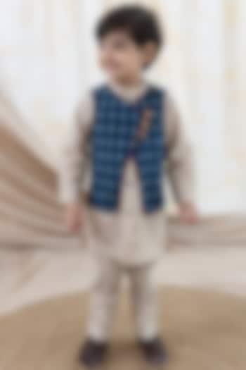 Blue Cotton Printed Reversible Bundi Jacket Set For Boys by Tiber Taber