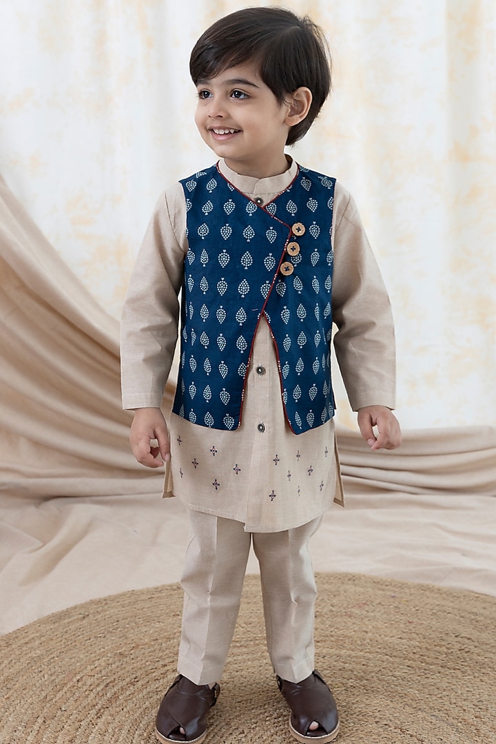 Blue Cotton Printed Reversible Bundi Jacket Set For Boys by Tiber Taber