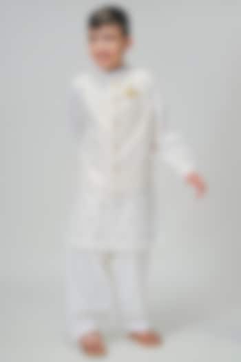 White Cotton Striped Bundi Set For Boys by Tiber Taber