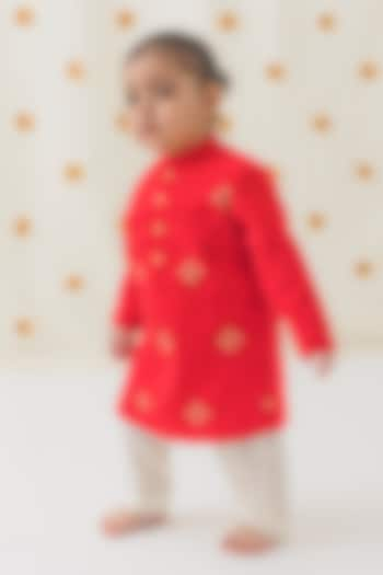 Red Cotton Zari Work & Floral Printed Kurta Set For Boys by Tiber Taber