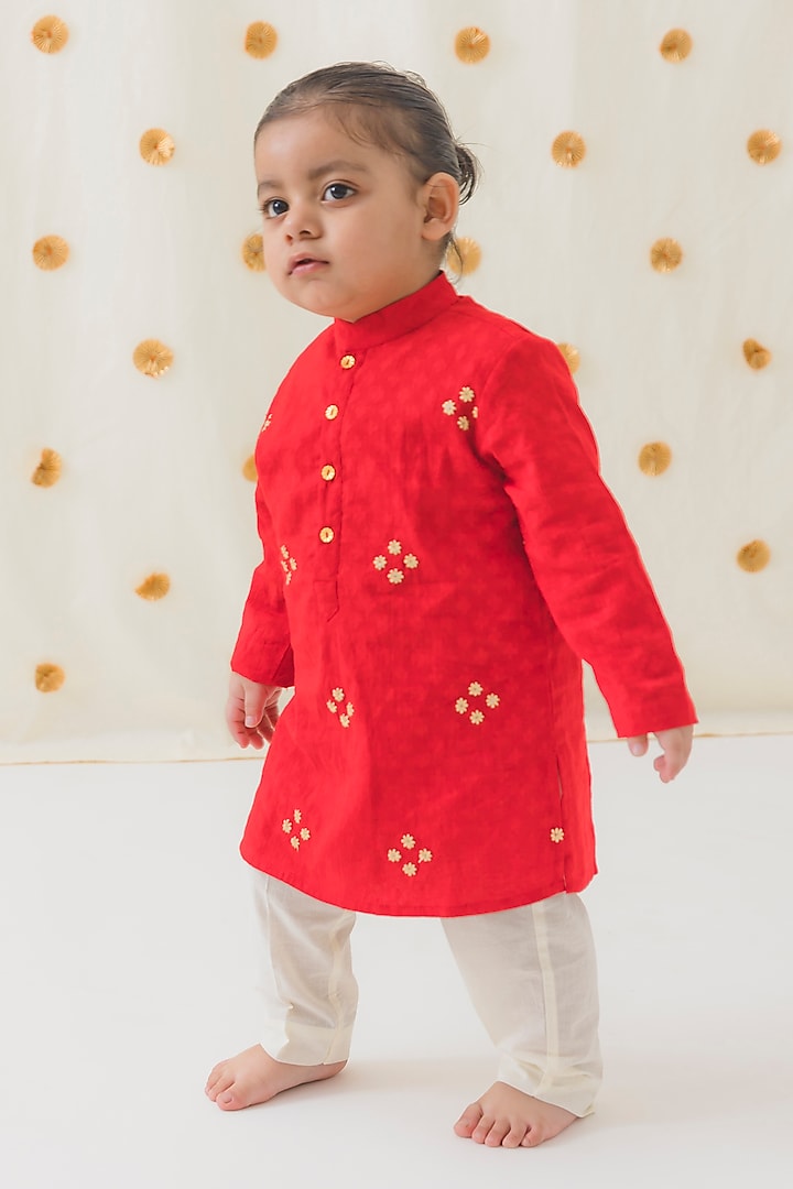 Red Cotton Zari Work & Floral Printed Kurta Set For Boys by Tiber Taber