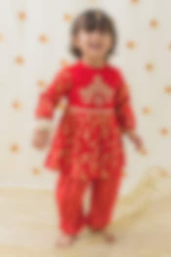 Red Cotton Satin Embroidered & Floral Printed Kurta Set For Girls by Tiber Taber