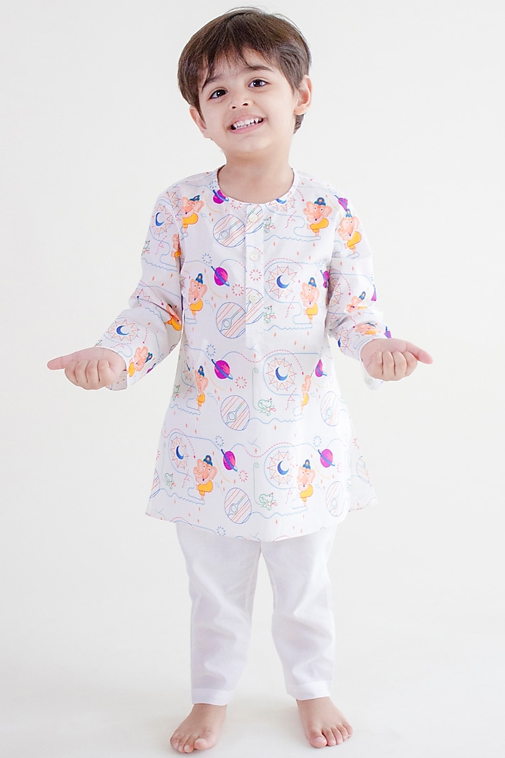 White Cotton Printed Kurta Set For Kids by Tiber Taber at Pernia's Pop Up Shop