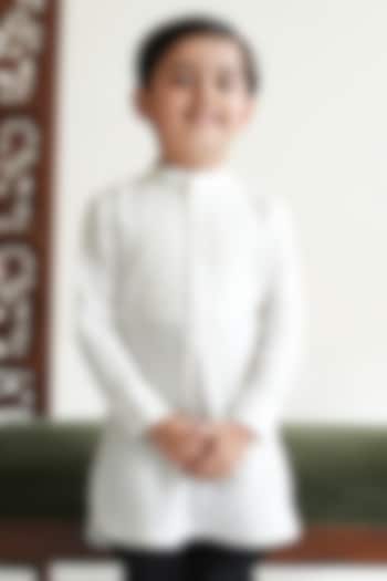 White Cotton Kurta For Boys by Tiber Taber at Pernia's Pop Up Shop
