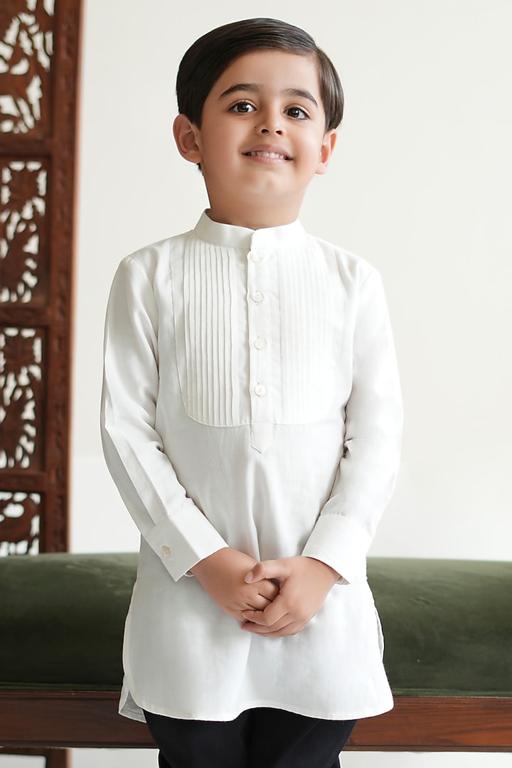 White Cotton Kurta For Boys by Tiber Taber at Pernia's Pop Up Shop
