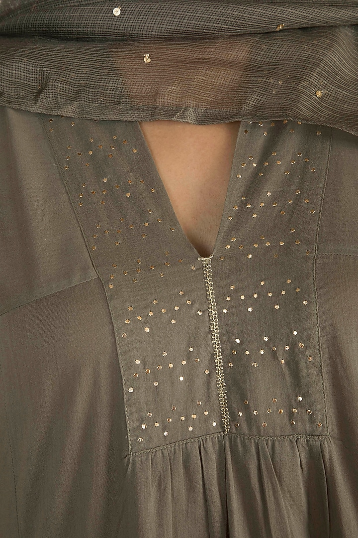 Mehendi Green Embellished Kurta Set by Tokree at Pernia's Pop Up Shop