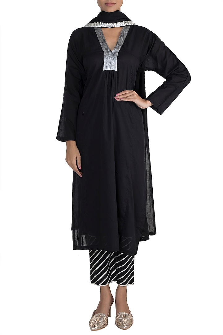 Black Lucknowi Embellished Kurta Set by Tokree at Pernia's Pop Up Shop