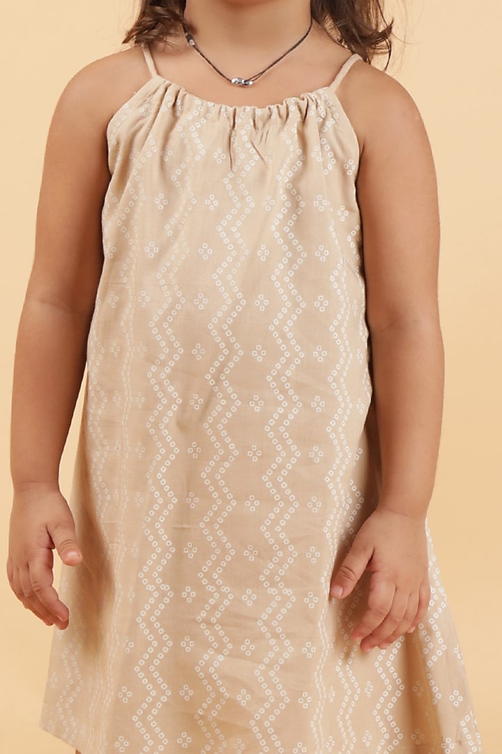Cream Cotton Bandhani Printed Kurta Set For Girls by Tjori India pvt ltd at Pernia's Pop Up Shop