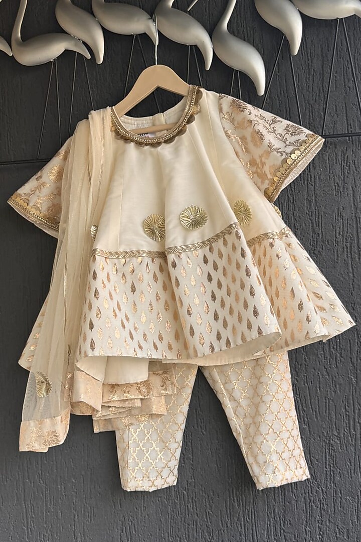 Off-White Chanderi & Cotton Silk Kurta Set For Girls by The little tales at Pernia's Pop Up Shop