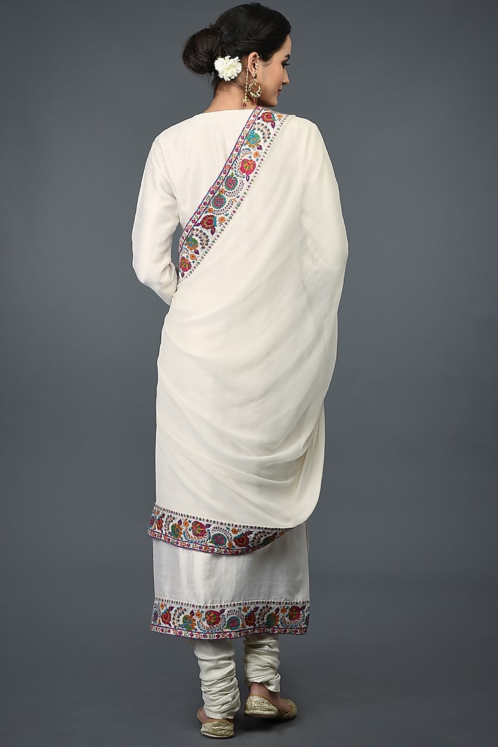 Ivory Embroidered Kurta Set by Talking Threads at Pernia's Pop Up Shop