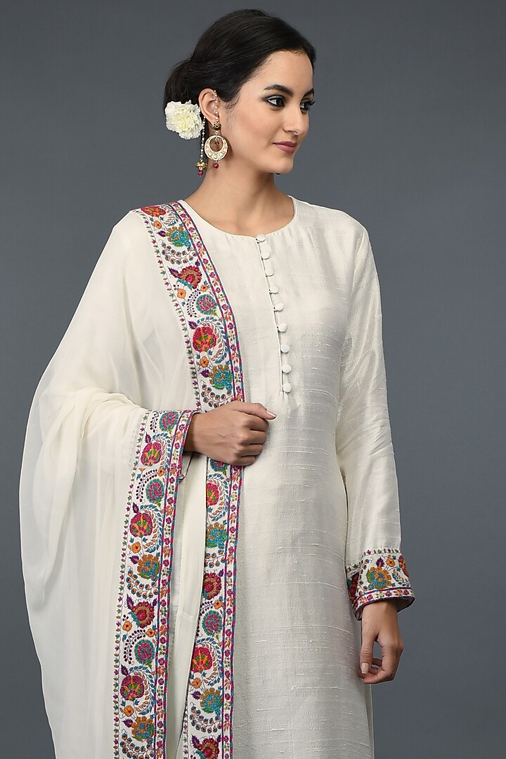 Ivory Embroidered Kurta Set by Talking Threads at Pernia's Pop Up Shop