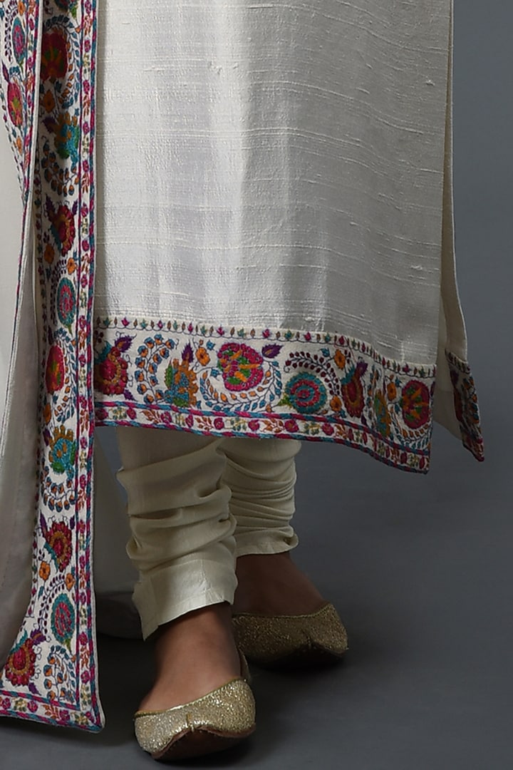 Ivory Embroidered Kurta Set by Talking Threads at Pernia's Pop Up Shop