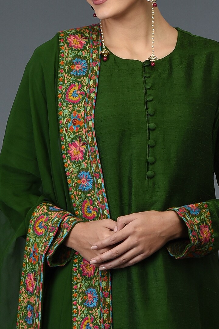 Moss Green Silk Embroidered Kurta Set by Talking Threads at Pernia's Pop Up Shop