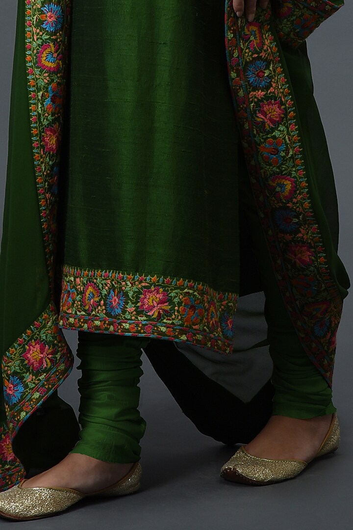 Moss Green Silk Embroidered Kurta Set by Talking Threads at Pernia's Pop Up Shop