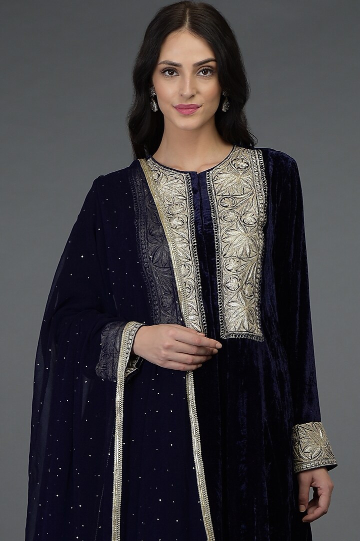 Midnight Blue Embroidered Kurta Set by Talking Threads at Pernia's Pop Up Shop