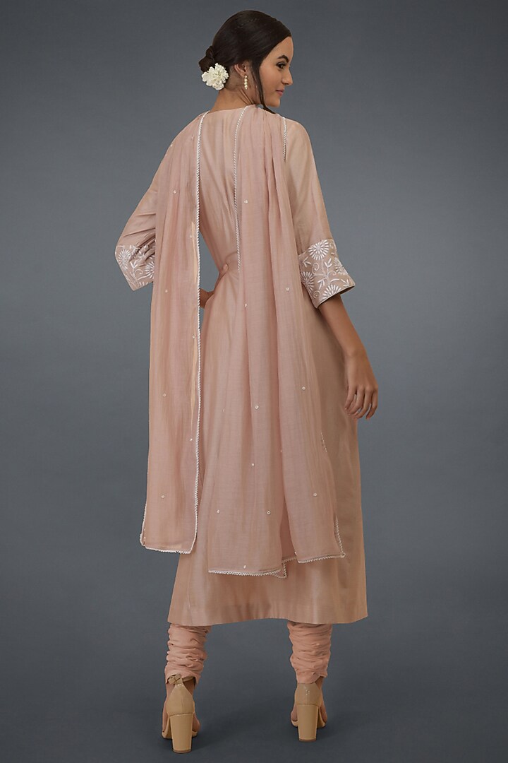 Oyster Pink Embroidered Kurta Set by Talking Threads at Pernia's Pop Up Shop