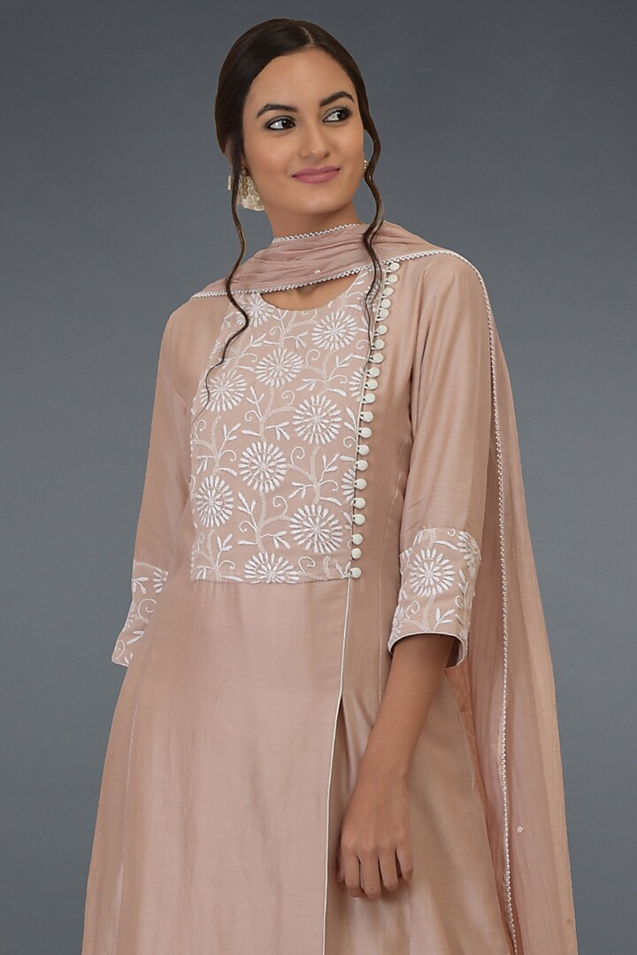 Oyster Pink Embroidered Kurta Set by Talking Threads at Pernia's Pop Up Shop
