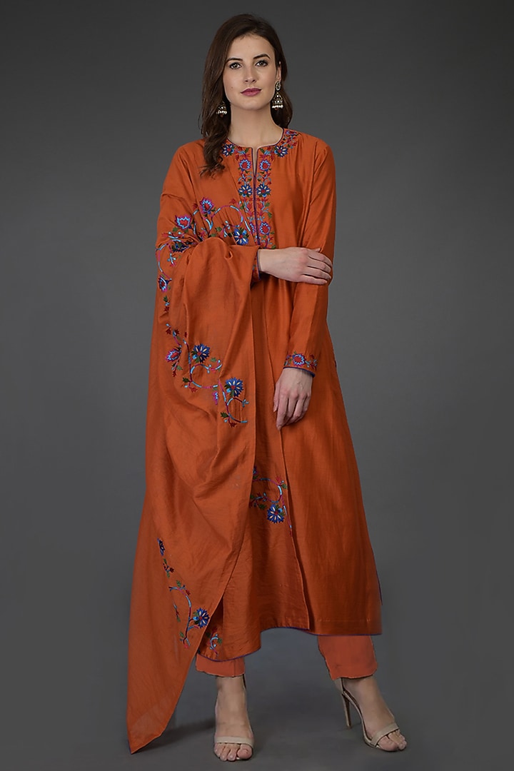 Burnt Orange Embroidered Kurta Set by Talking Threads at Pernia's Pop Up Shop