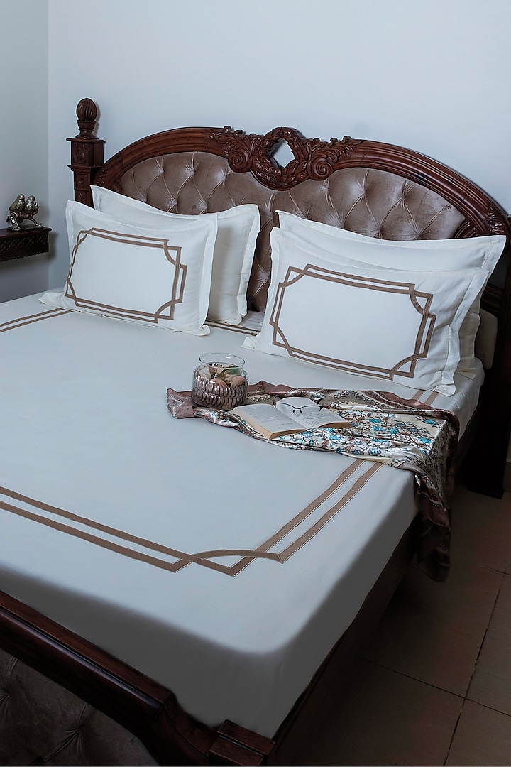 White Pure Cotton Bedsheet Set by The Luxury Store