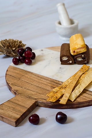 White Marble & Wood Round Platter by The Modern Storey