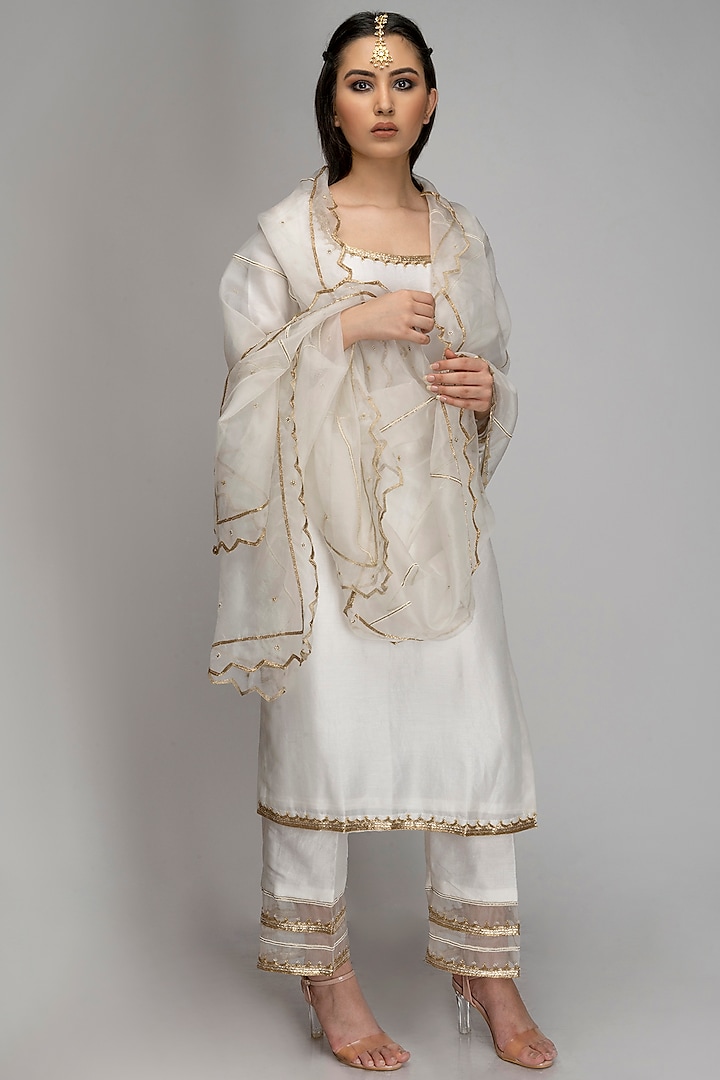 White Embroidered Kurta Set by TOJ by Akanksha and Akriti