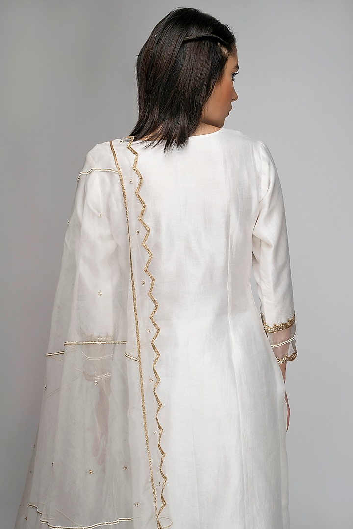 White Embroidered Kurta Set by TOJ by Akanksha and Akriti at Pernia's Pop Up Shop