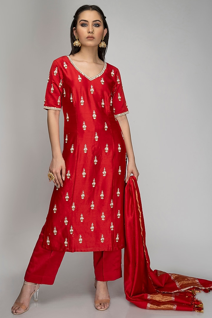 Red Embroidered Kurta Set by TOJ by Akanksha and Akriti at Pernia's Pop Up Shop