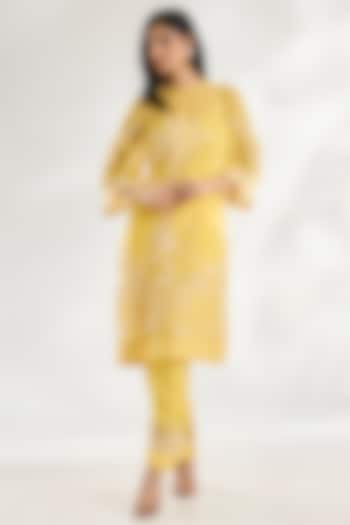 Light Yellow Jeni Silk & Organza Dori Embroidered Kurta Set by TORANI at Pernia's Pop Up Shop